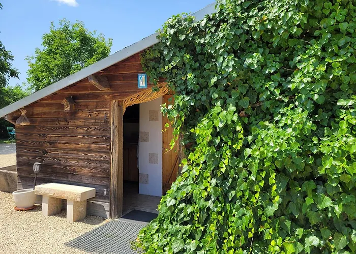 La Maison Ronde Et Ses 2 Cahutes